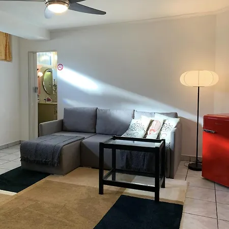 Comodo Pied-a-terre Ad Apartment *